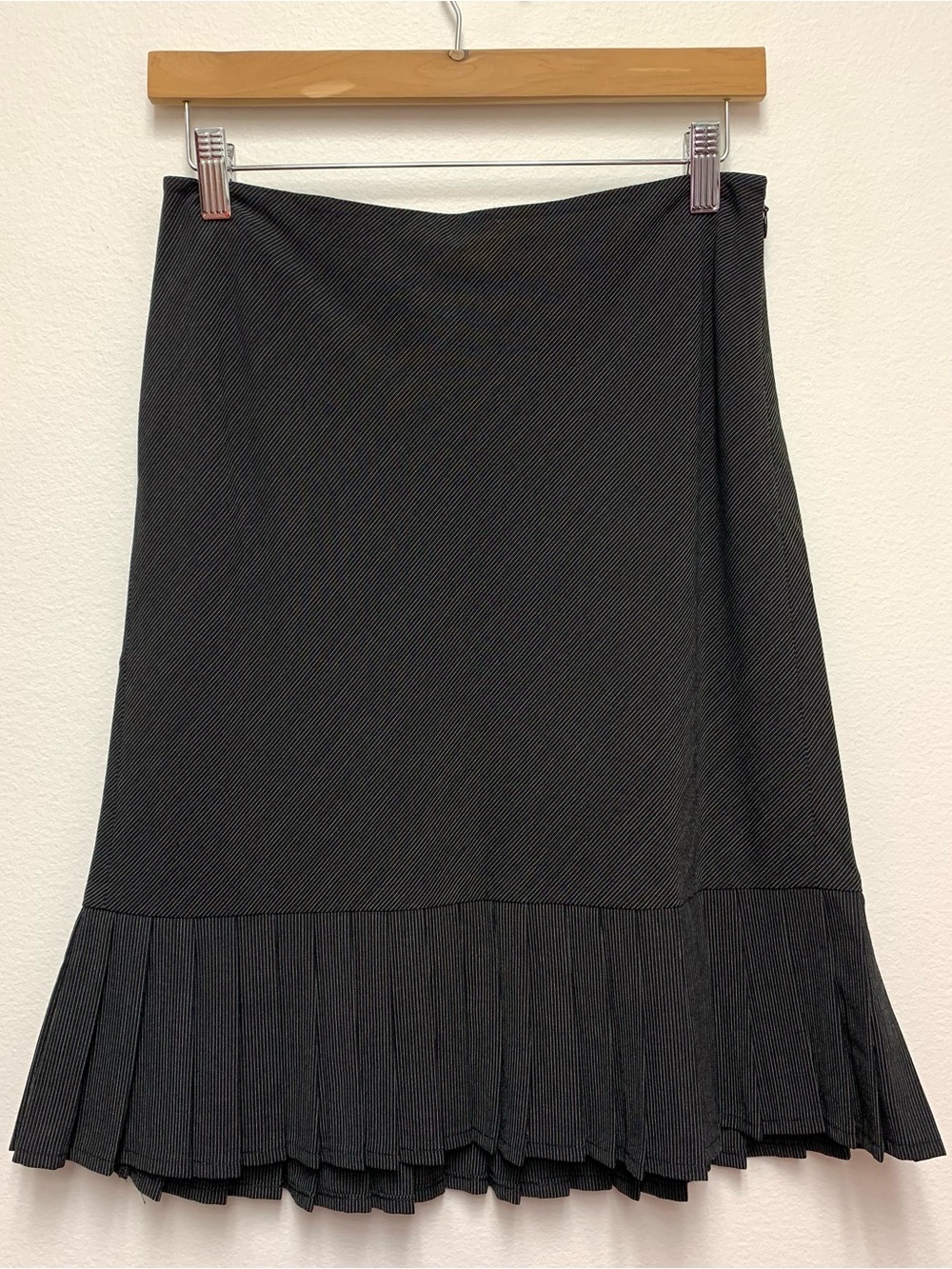 Ann Taylor Pleated Hem Pencil Skirt Size 2P Black Pinstripe Career Academia Prep